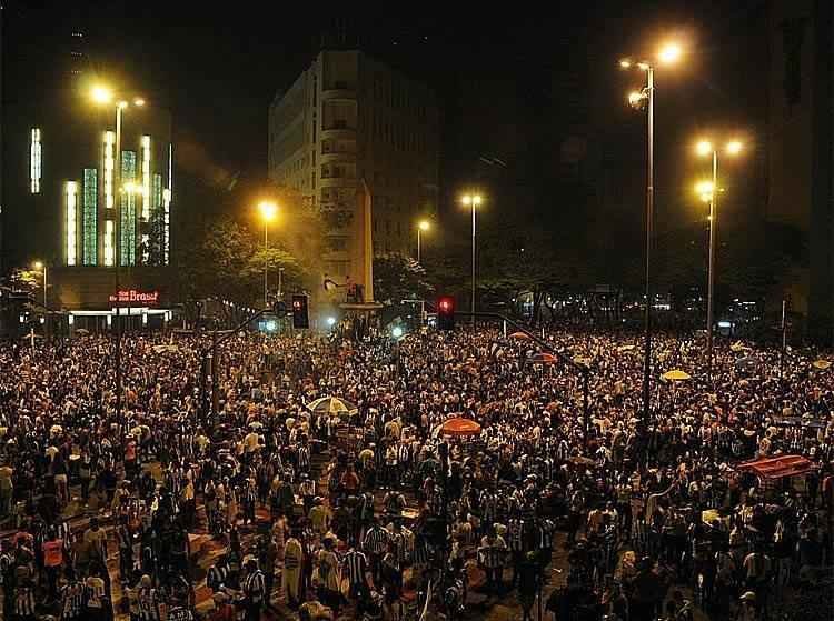 A festa no parou no Mineiro. A torcida atleticana foi para as principais vias da cidade e comemorou mais uma conquista alvinegra. A Praa Sete esteve completamente tomada por atleticanos na madrugada aps a conquista