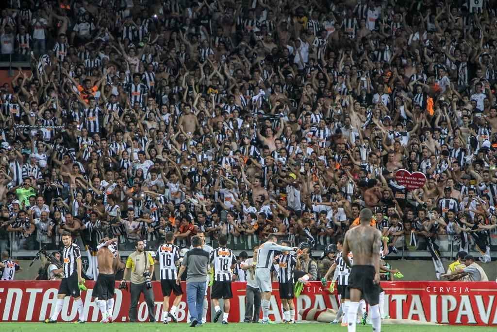 Jogadores festejaram com a imensa torcida alvinegra no Mineiro a classificao contra o Flamengo. O Atltico chegava pela primeira vez  deciso da Copa do Brasil, justamente contra o Cruzeiro, seu maior rival