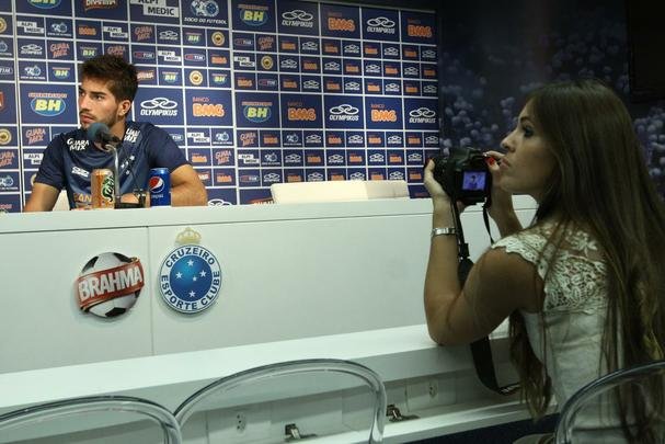 A jornalista espanhola Patrcia Dominguez esteve na Toca da Raposa II nesta quarta-feira e chamou ateno. A reprter veio especialmente para observar Lucas Silva, alvo do Real Madrid para a prxima temporada.