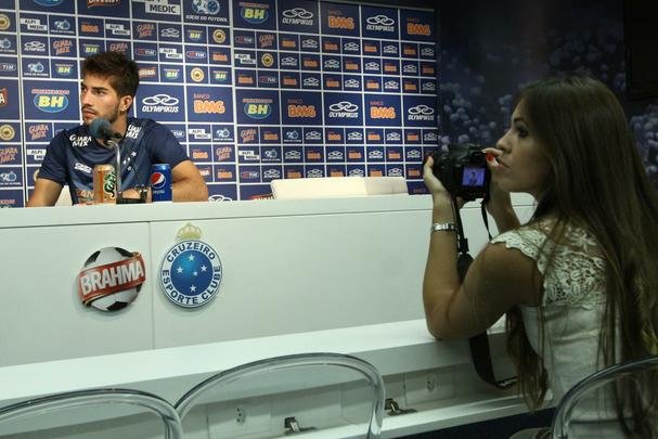 A jornalista espanhola Patrcia Dominguez esteve na Toca da Raposa II nesta quarta-feira e chamou ateno. A reprter veio especialmente para observar Lucas Silva, alvo do Real Madrid para a prxima temporada.