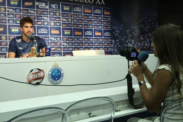 A jornalista espanhola Patrcia Dominguez esteve na Toca da Raposa II nesta quarta-feira e chamou ateno. A reprter veio especialmente para observar Lucas Silva, alvo do Real Madrid para a prxima temporada.