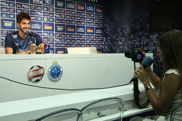 A jornalista espanhola Patrcia Dominguez esteve na Toca da Raposa II nesta quarta-feira e chamou ateno. A reprter veio especialmente para observar Lucas Silva, alvo do Real Madrid para a prxima temporada.