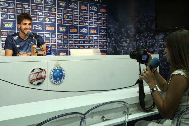 A jornalista espanhola Patrcia Dominguez esteve na Toca da Raposa II nesta quarta-feira e chamou ateno. A reprter veio especialmente para observar Lucas Silva, alvo do Real Madrid para a prxima temporada.