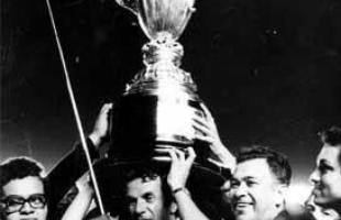 Telê Santana ergue troféu com formato diferente dos demais em 1971, quando foi campeão brasileiro pelo Atlético. 