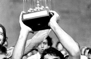 Taça de campeão brasileiro de 1977, conquistada pelo São Paulo.