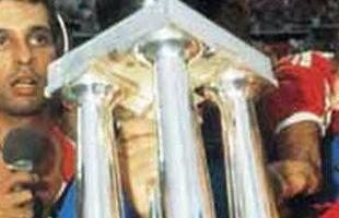 Taça da Copa União de 1987, vencida pelo Flamengo. A CBF reconhece o Sport como campeão daquele ano, fato que gera controvérsias. 