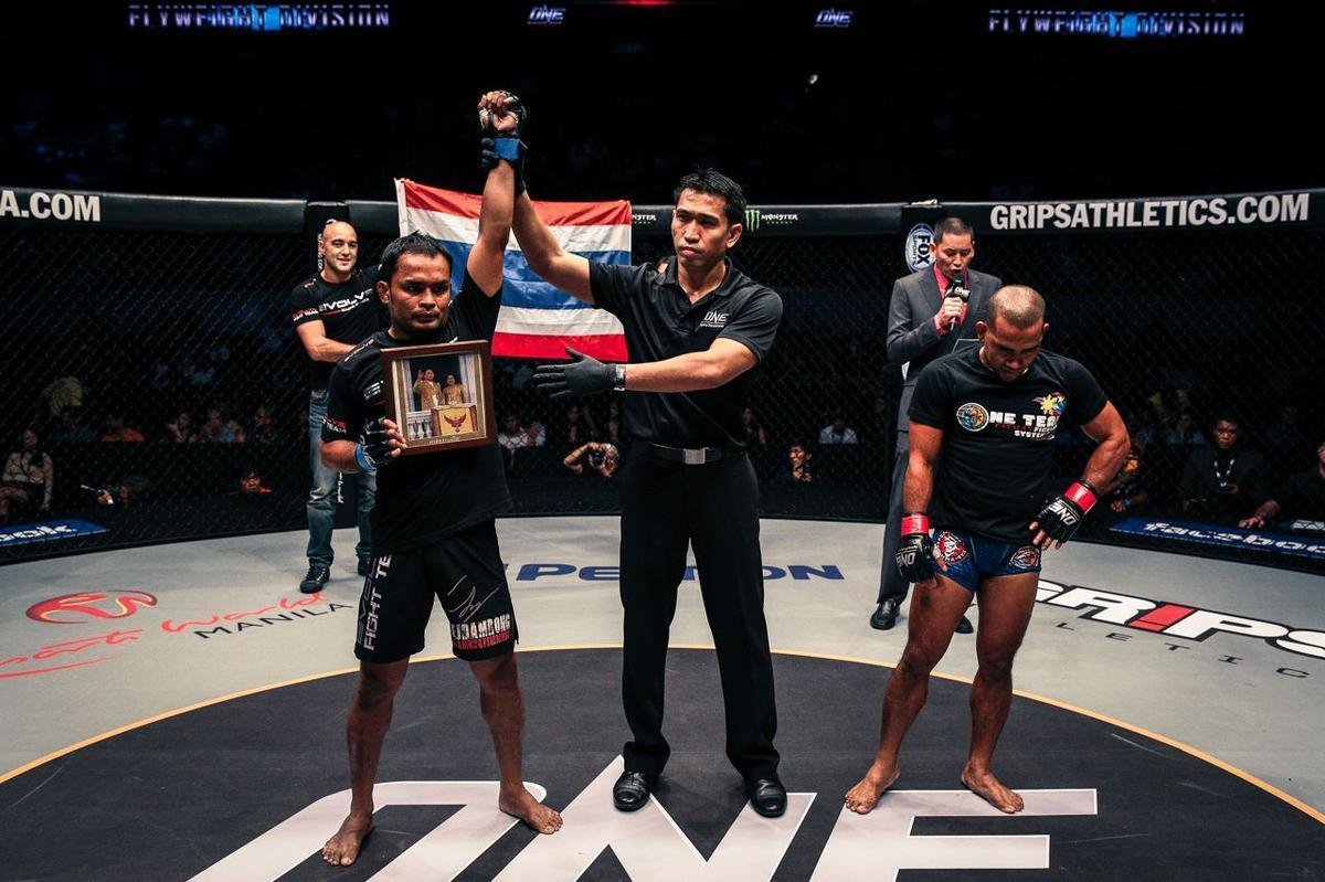 Imagens do ONE FC 23, nas Filipinas - Dejdamrong Sor Amnuaysirichoke venceu Rene Catalan por nocaute com 2m30s do primeiro round