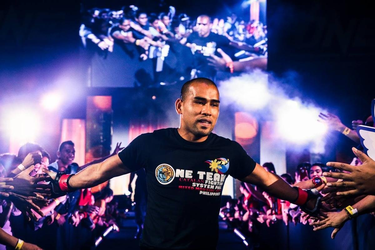 Imagens do ONE FC 23, nas Filipinas - Dejdamrong Sor Amnuaysirichoke venceu Rene Catalan por nocaute com 2m30s do primeiro round