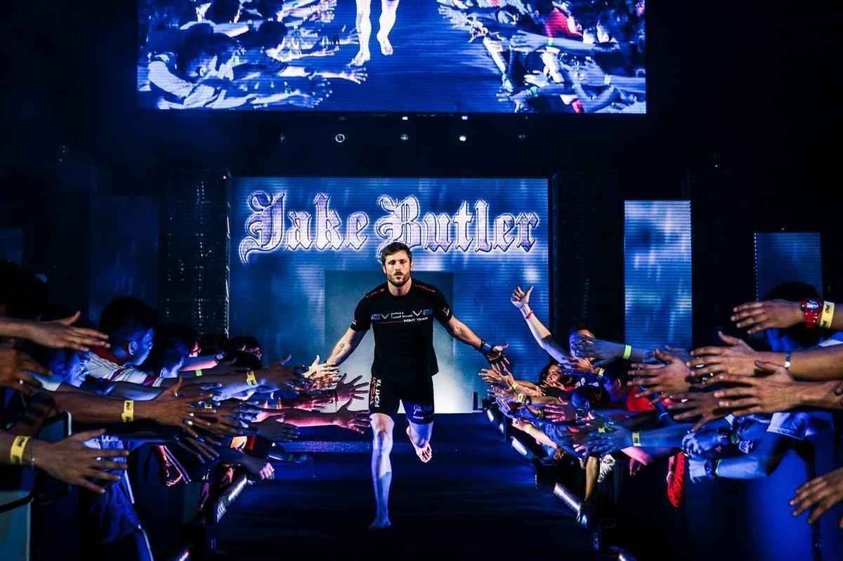 Imagens do ONE FC 23, nas Filipinas - Jake Butler venceu Sylvain Potard por deciso unnime 