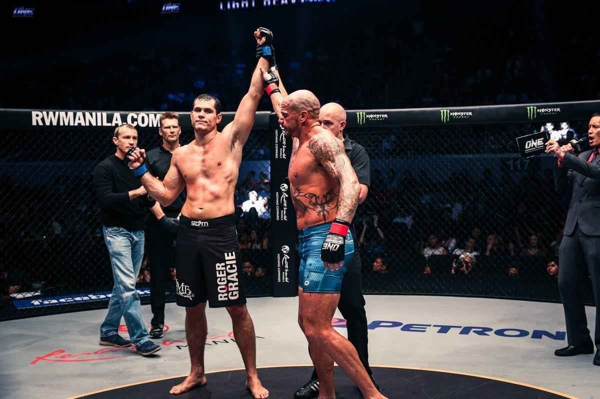 Imagens do ONE FC 23, nas Filipinas - Roger Gracie venceu James McSweeney por nocaute tcnico com 3m15s do terceiro round 