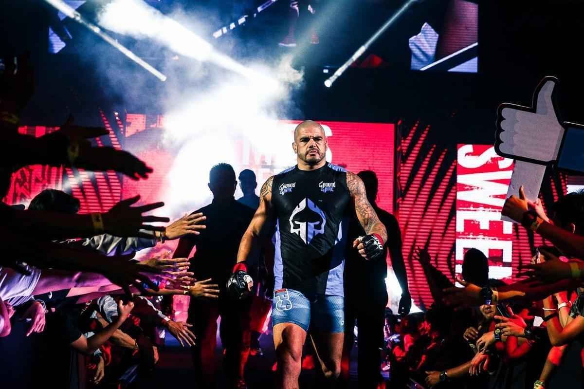 Imagens do ONE FC 23, nas Filipinas - Roger Gracie venceu James McSweeney por nocaute tcnico com 3m15s do terceiro round 