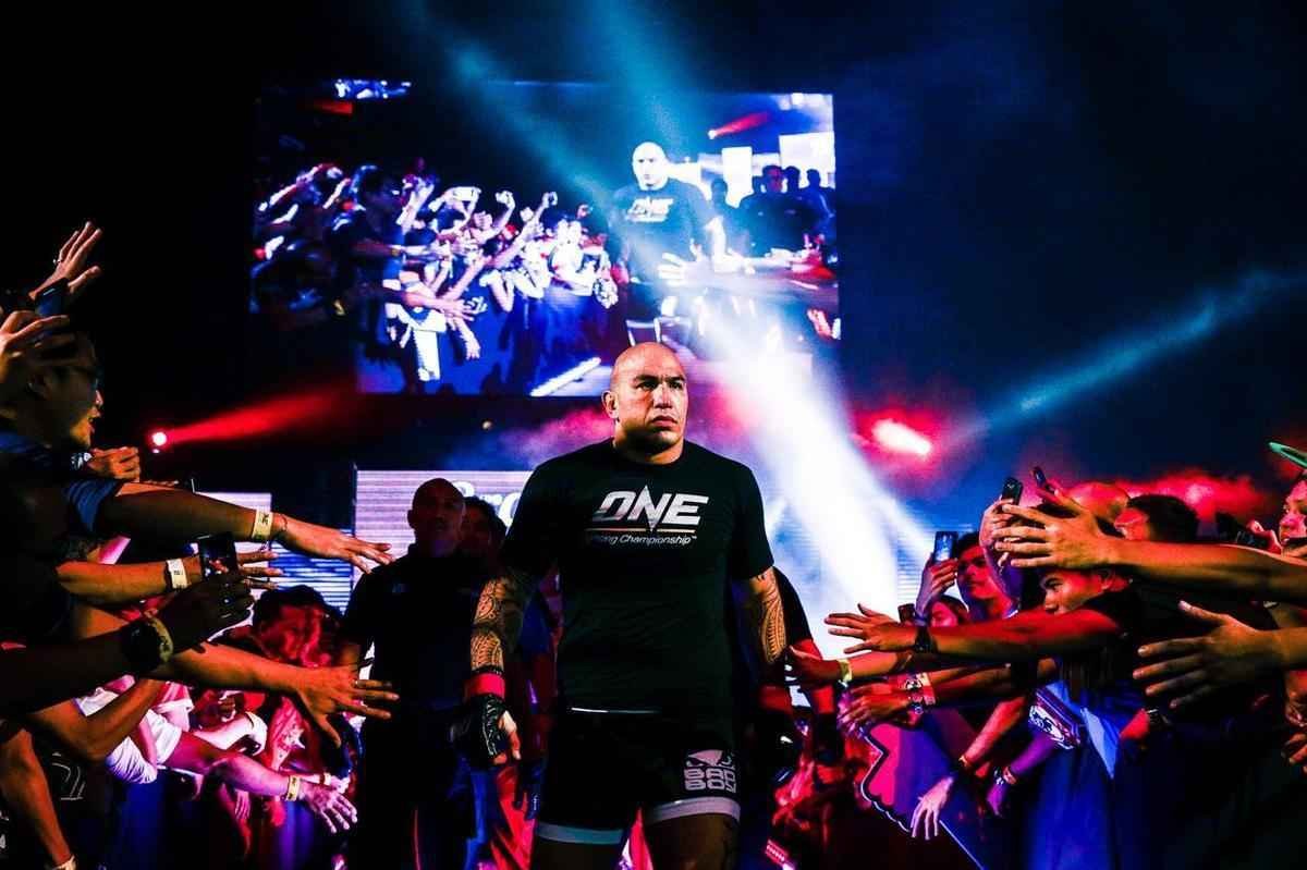 Imagens do ONE FC 23, nas Filipinas - Brandon Vera venceu Igor Subora por nocaute tcnico com 3m54s do primeiro round
