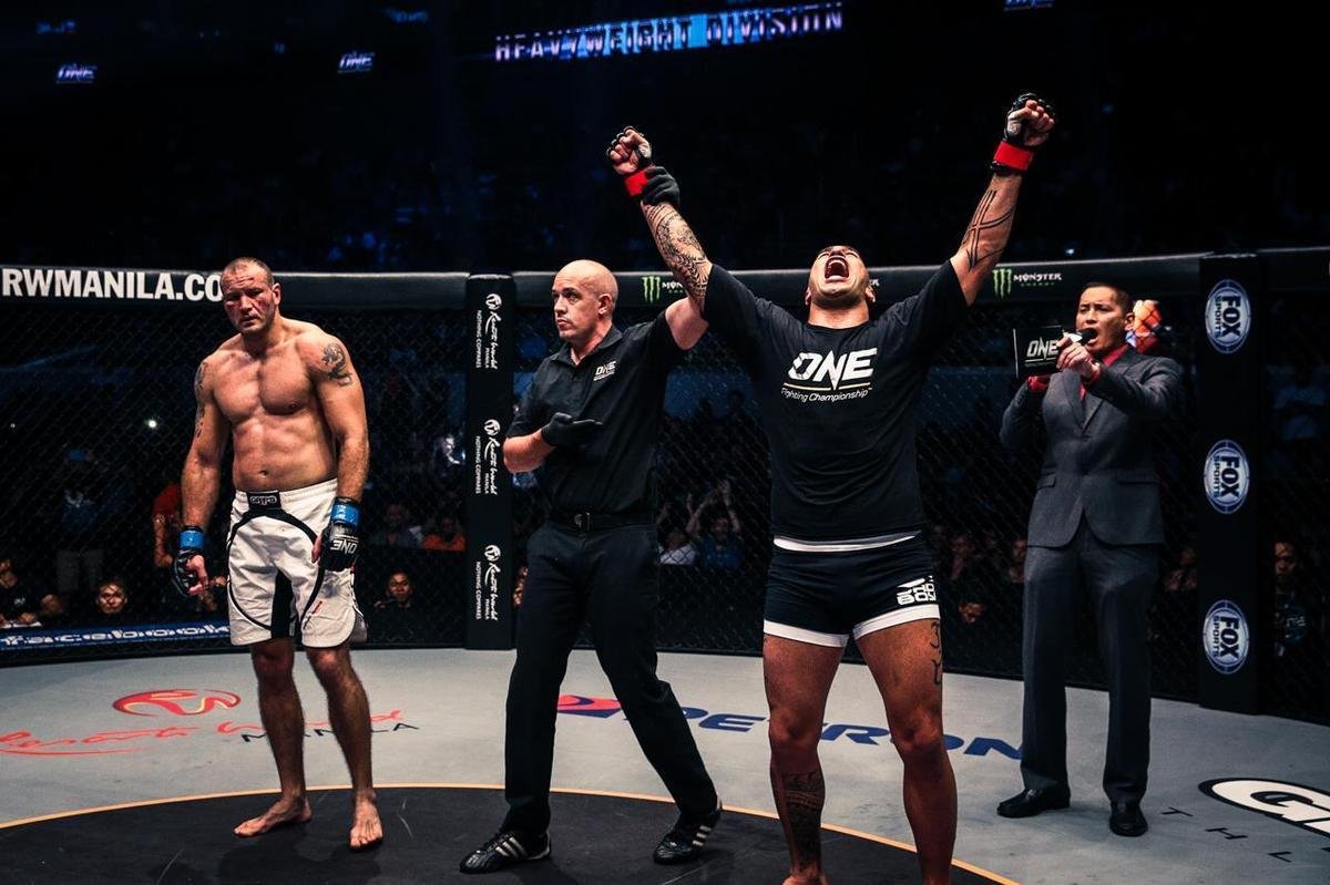 Imagens do ONE FC 23, nas Filipinas - Brandon Vera venceu Igor Subora por nocaute tcnico com 3m54s do primeiro round