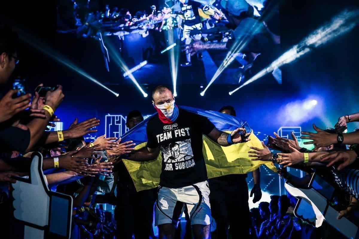 Imagens do ONE FC 23, nas Filipinas - Brandon Vera venceu Igor Subora por nocaute tcnico com 3m54s do primeiro round