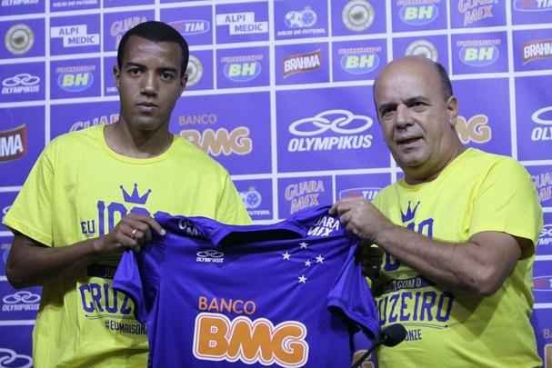 Apresentado pelo gerente de futebol Valdir Barbosa, Breno Lopes foi a última contratação feita pelo Cruzeiro com Alexandre Mattos como diretor. Lateral-esquerdo defendia o Paraná