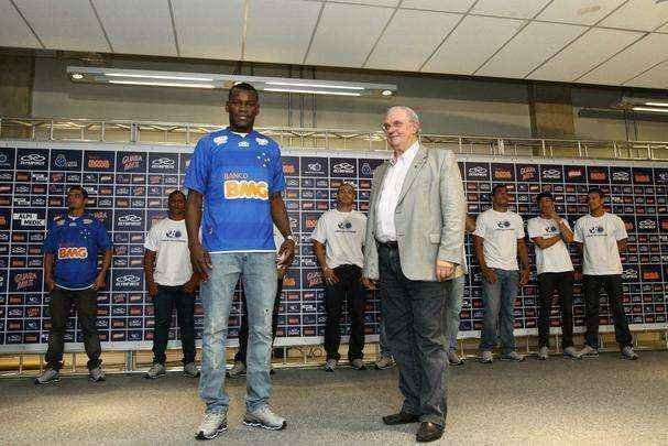 O zagueiro Paulo jogava na China antes de ser contratado pelo Cruzeiro