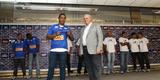 O volante Uelliton foi um dos 10 jogadores apresentados pelo Cruzeiro no início de 2013 em evento no Mineirão