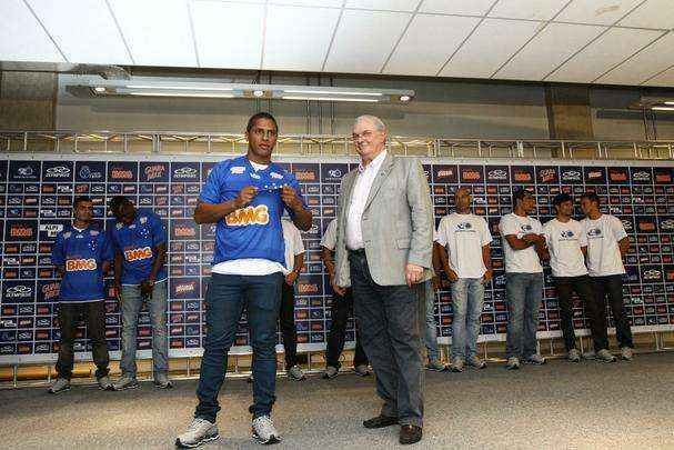 O volante Uelliton foi um dos 10 jogadores apresentados pelo Cruzeiro no incio de 2013 em evento no Mineiro