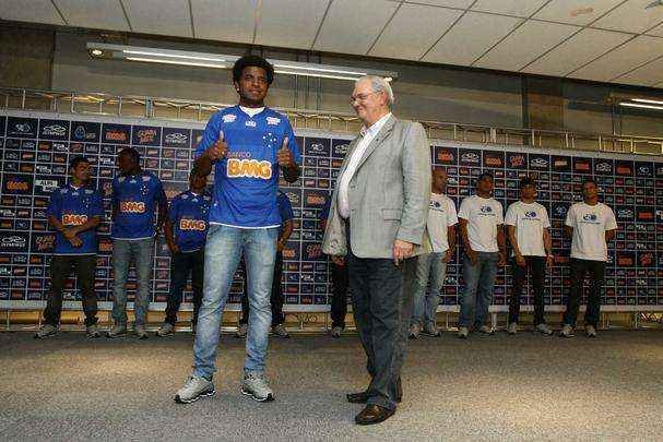 O zagueiro Nirley foi uma das contrataes feitas pelo clube no incio de 2013