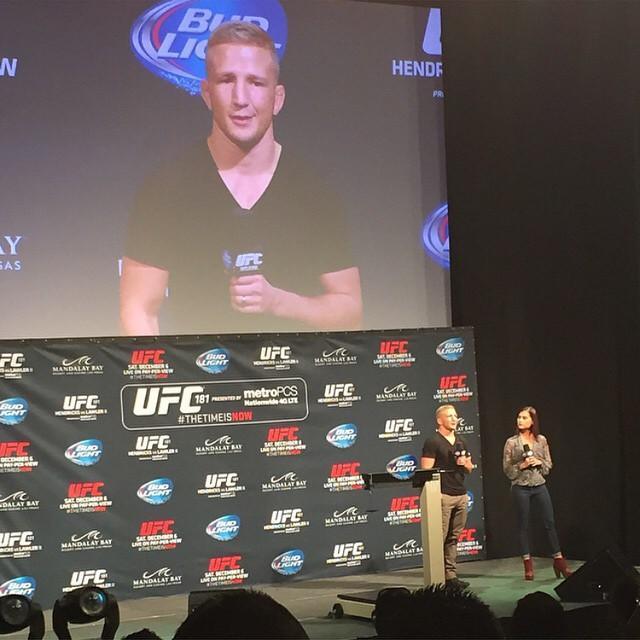 Imagens da pesagem do UFC 181, em Las Vegas - TJ Dillashaw participou do jogo de perguntas e respostas do UFC 181