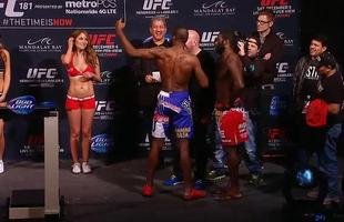 Imagens da pesagem do UFC 181, em Las Vegas - Selfie de Corey Anderson com Dana White