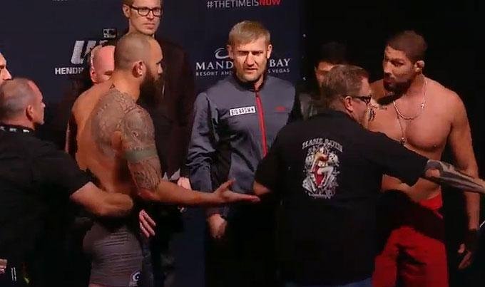 Imagens da pesagem do UFC 181, em Las Vegas - Travis Browne ameaou dar um tapa em Brendan Schaub e lutadores foram separados