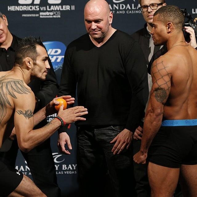 Imagens da pesagem do UFC 181, em Las Vegas - Tony Ferguson x Abel Trujillo
