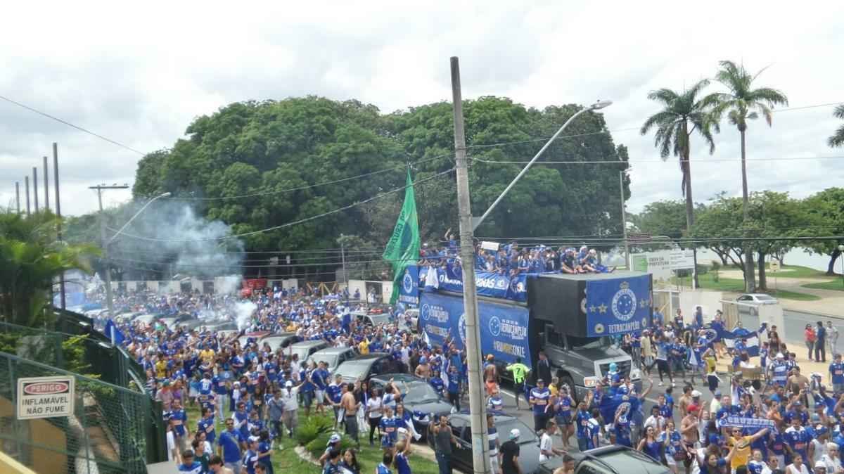 O abrao nos tetracampees: torcida do Cruzeiro festeja jogadores no caminho at o Mineiro