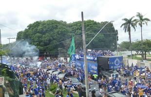 O abraço nos tetracampeões: torcida do Cruzeiro festeja jogadores no caminho até o Mineirão