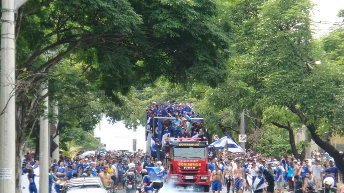 O abrao nos tetracampees: torcida do Cruzeiro festeja jogadores no caminho at o Mineiro