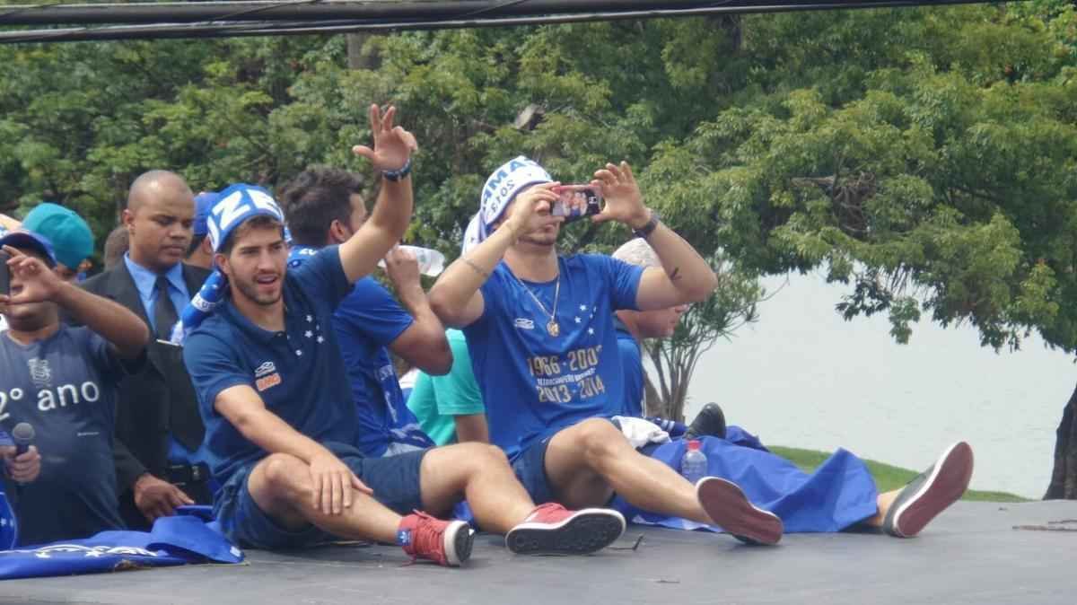 O abrao nos tetracampees: torcida do Cruzeiro festeja jogadores no caminho at o Mineiro