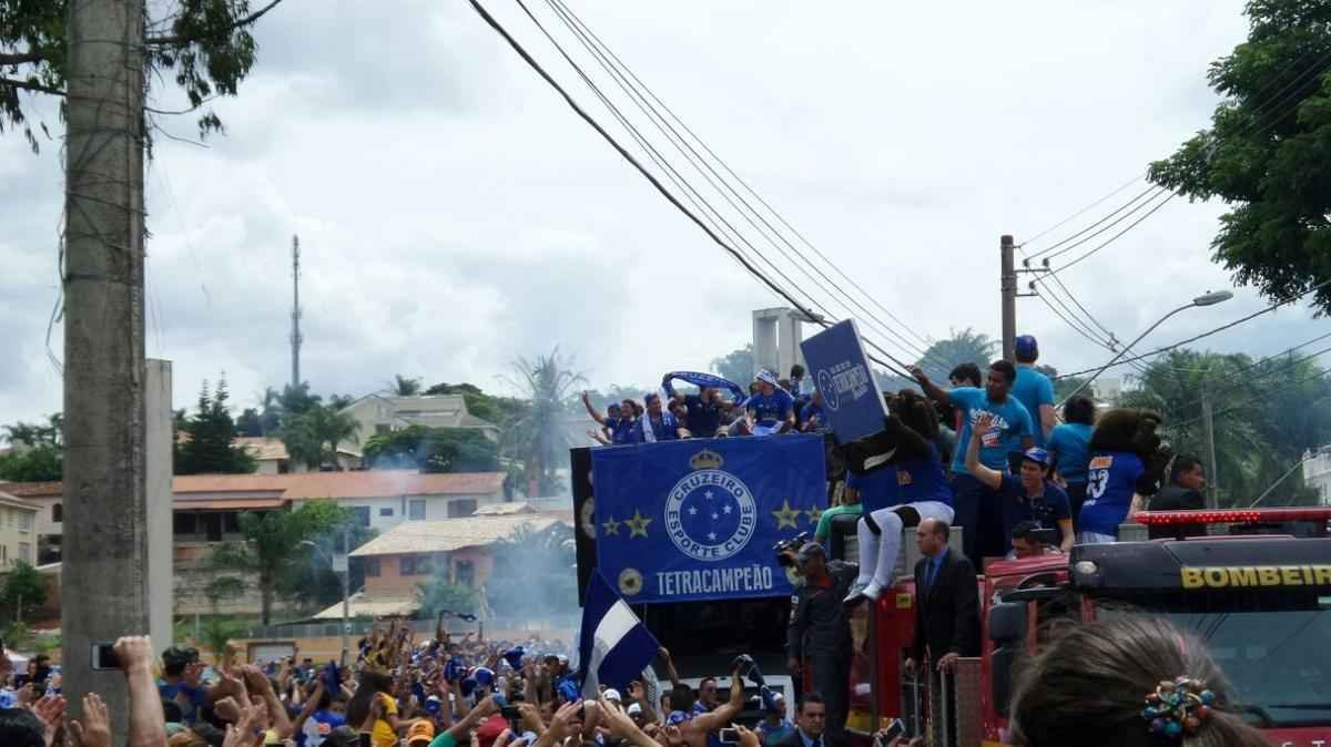 O abrao nos tetracampees: torcida do Cruzeiro festeja jogadores no caminho at o Mineiro