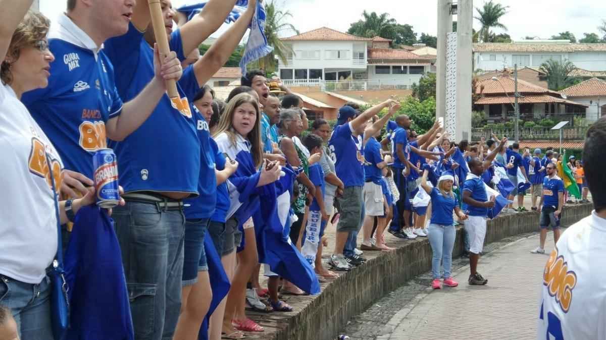 O abrao nos tetracampees: torcida do Cruzeiro festeja jogadores no caminho at o Mineiro