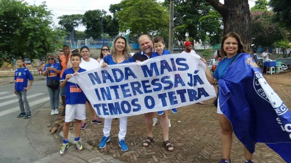 O abrao nos tetracampees: torcida do Cruzeiro festeja jogadores no caminho at o Mineiro