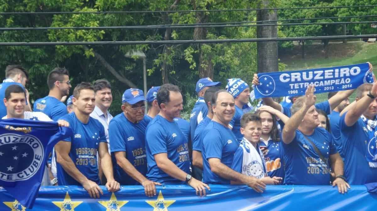O abrao nos tetracampees: torcida do Cruzeiro festeja jogadores no caminho at o Mineiro
