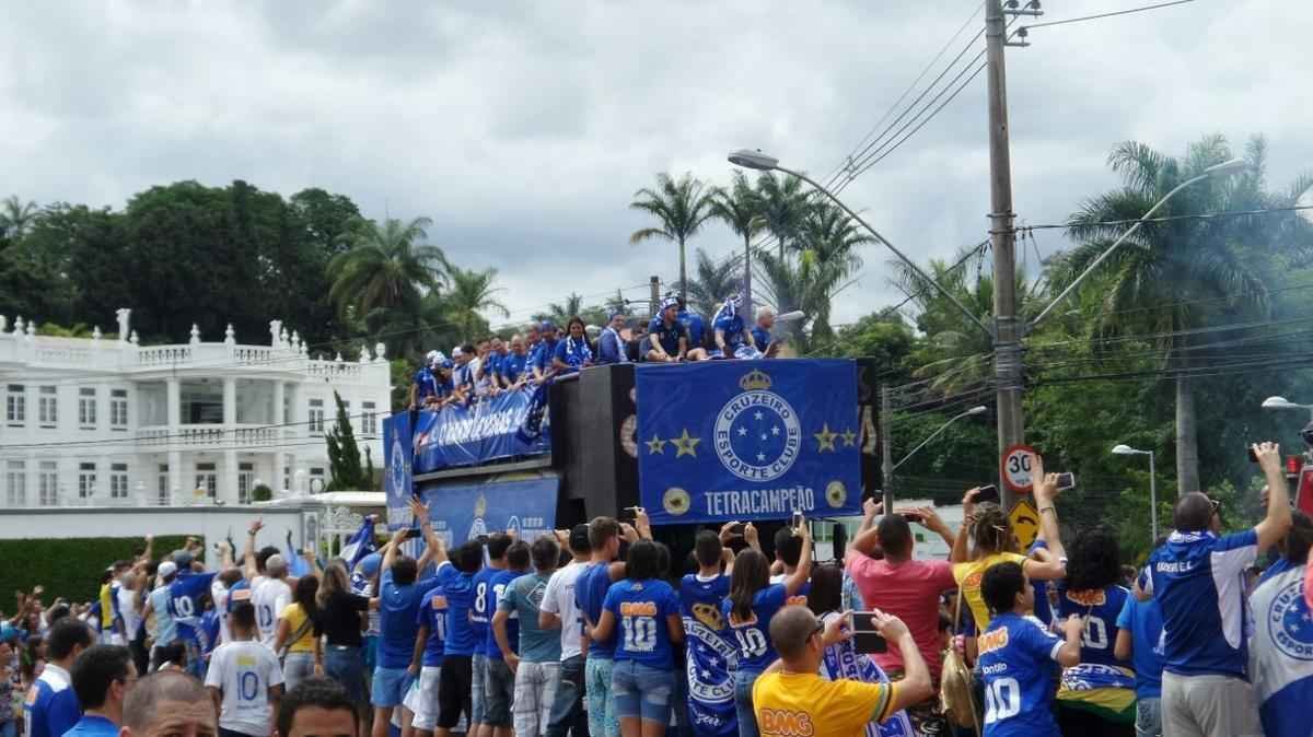 O abrao nos tetracampees: torcida do Cruzeiro festeja jogadores no caminho at o Mineiro