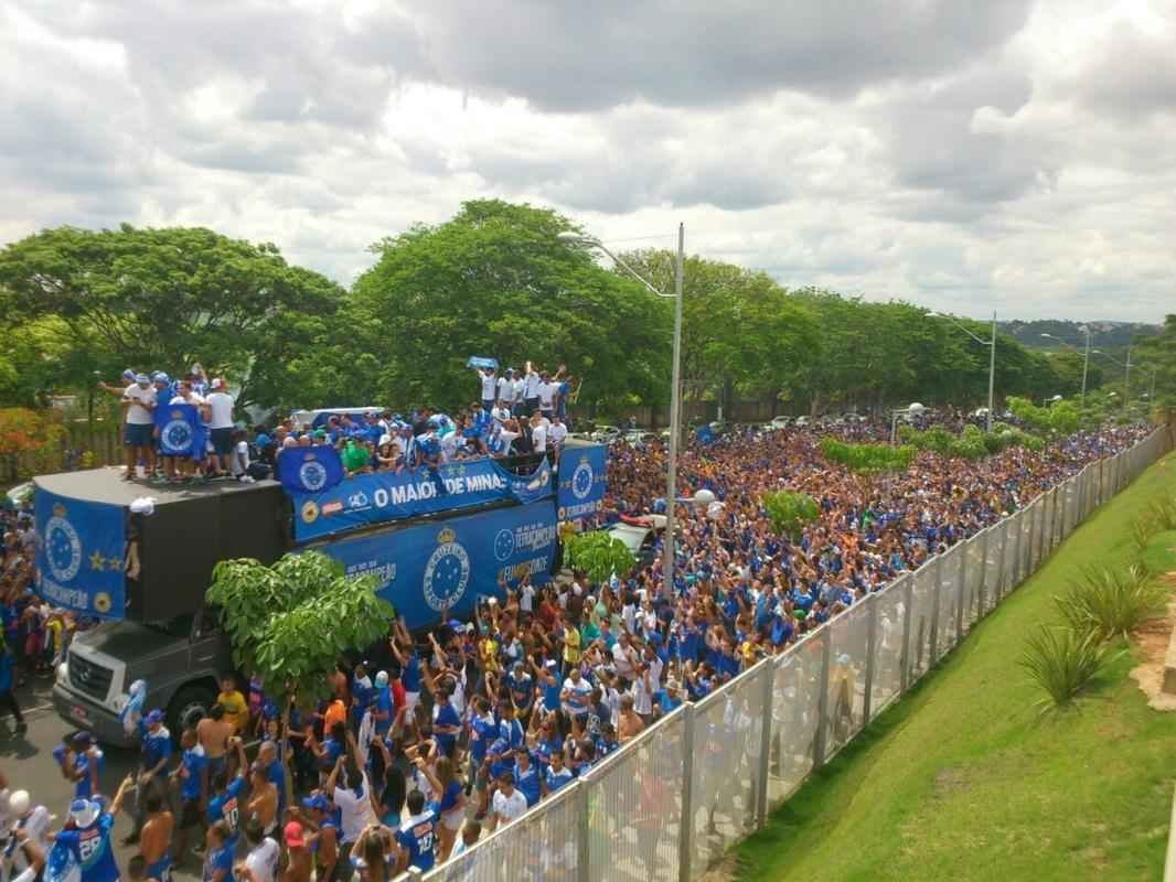 O abrao nos tetracampees: torcida do Cruzeiro festeja jogadores no caminho at o Mineiro