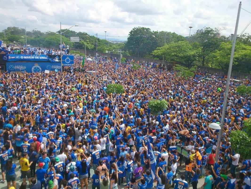 O abrao nos tetracampees: torcida do Cruzeiro festeja jogadores no caminho at o Mineiro
