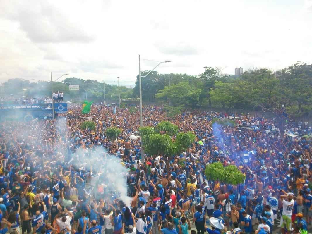 O abrao nos tetracampees: torcida do Cruzeiro festeja jogadores no caminho at o Mineiro