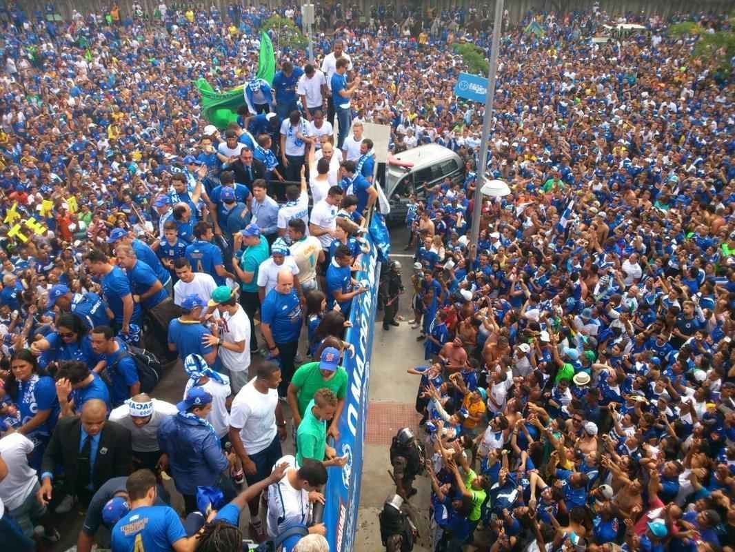 O abrao nos tetracampees: torcida do Cruzeiro festeja jogadores no caminho at o Mineiro