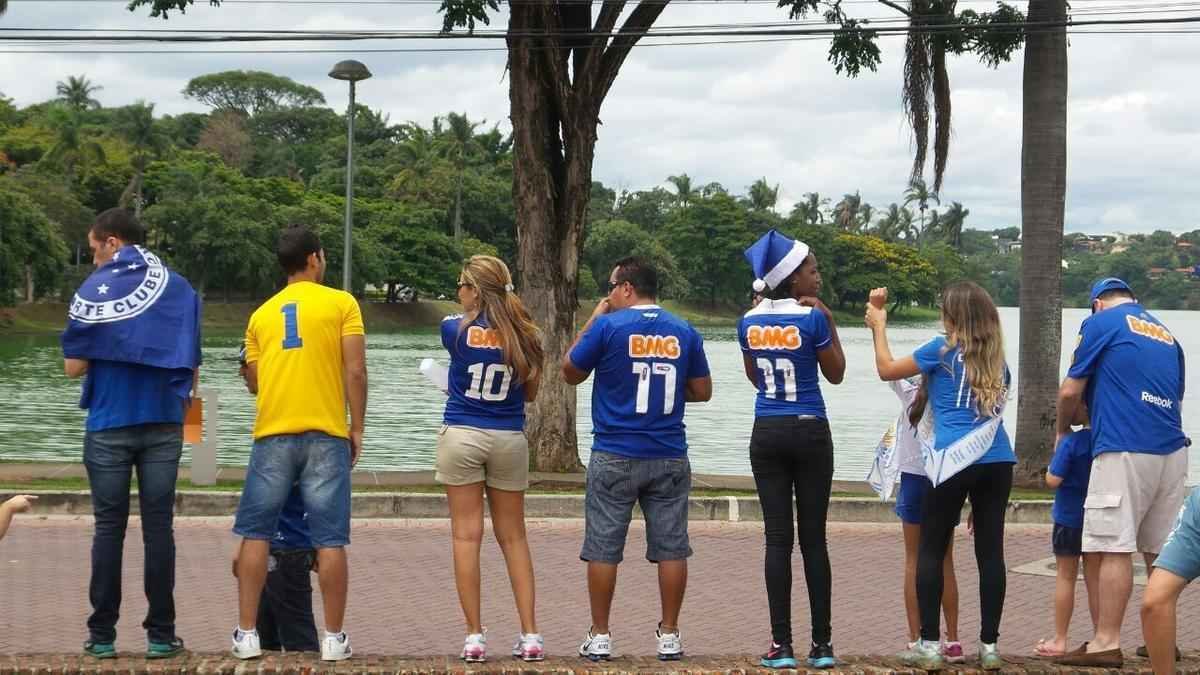 O abrao nos tetracampees: torcida do Cruzeiro festeja jogadores no caminho at o Mineiro