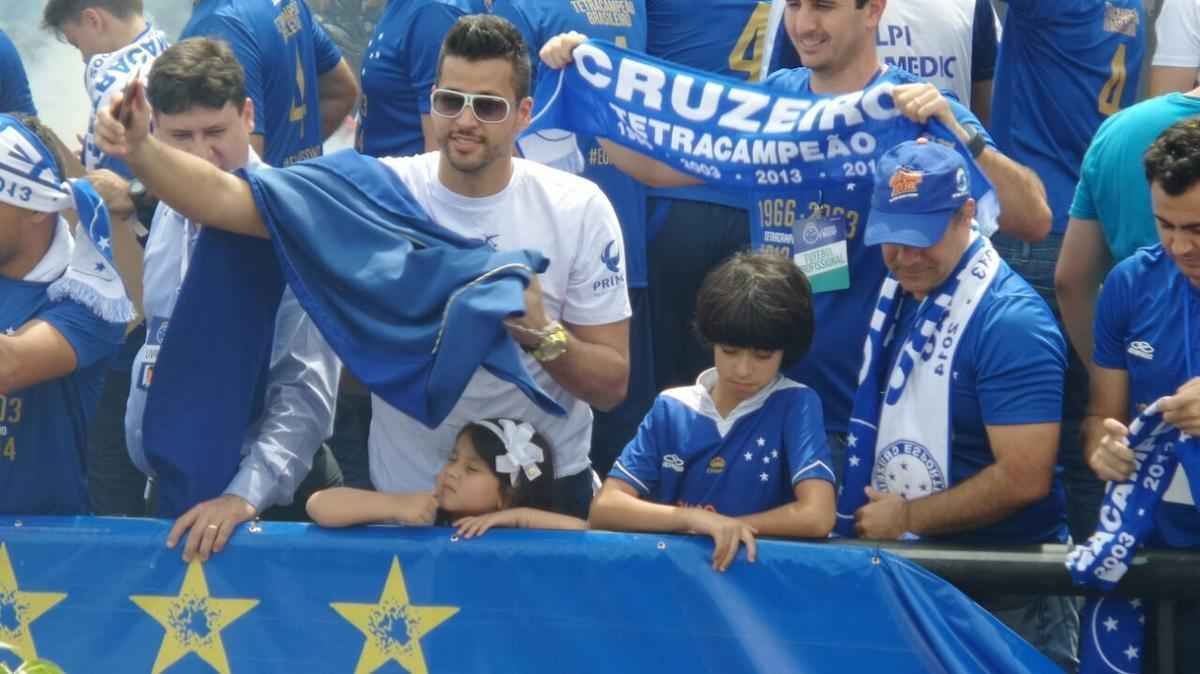 O abrao nos tetracampees: torcida do Cruzeiro festeja jogadores no caminho at o Mineiro