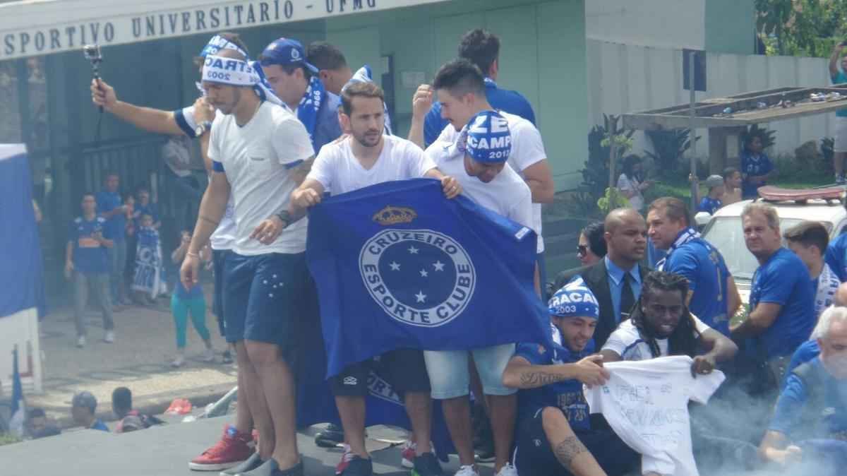O abrao nos tetracampees: torcida do Cruzeiro festeja jogadores no caminho at o Mineiro