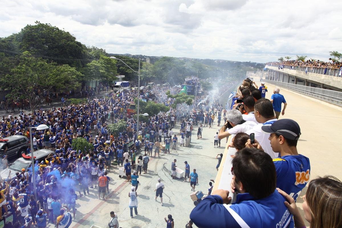 O abrao nos tetracampees: torcida do Cruzeiro festeja jogadores no caminho at o Mineiro