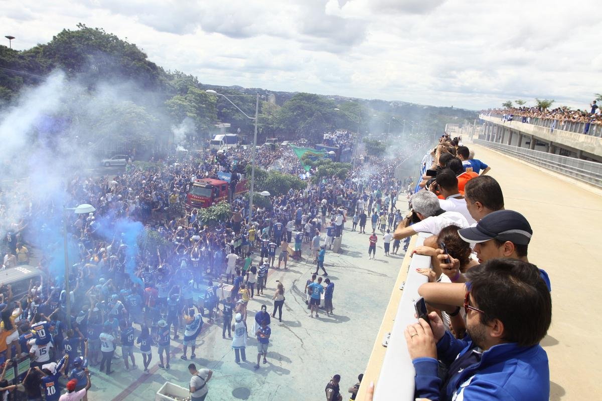 O abrao nos tetracampees: torcida do Cruzeiro festeja jogadores no caminho at o Mineiro