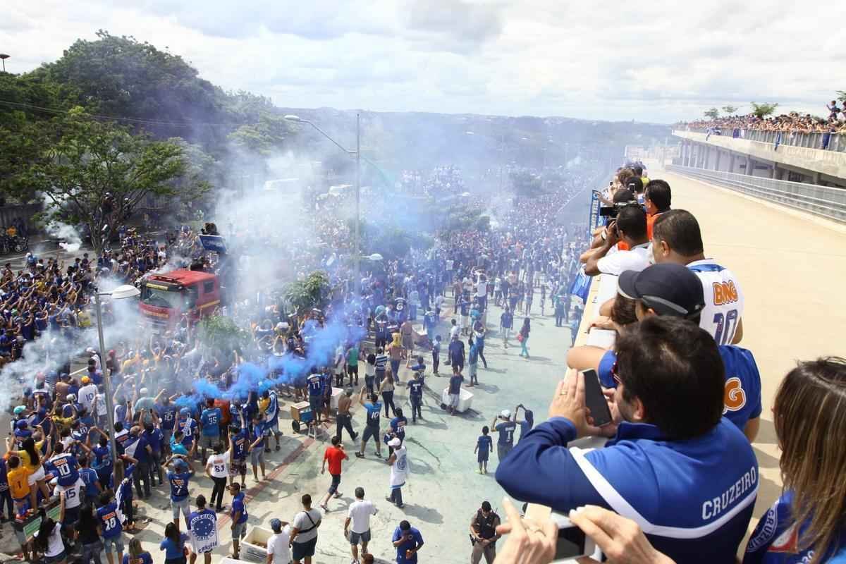 O abrao nos tetracampees: torcida do Cruzeiro festeja jogadores no caminho at o Mineiro