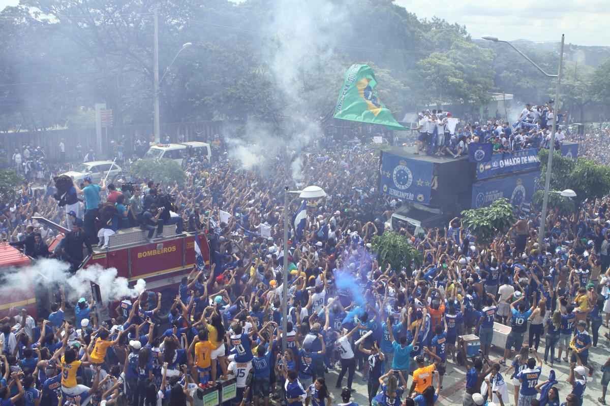O abrao nos tetracampees: torcida do Cruzeiro festeja jogadores no caminho at o Mineiro