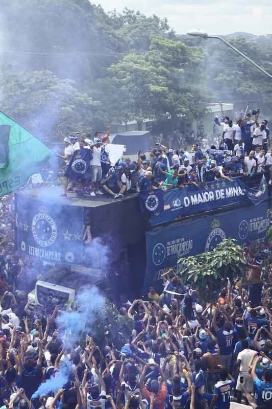 O abrao nos tetracampees: torcida do Cruzeiro festeja jogadores no caminho at o Mineiro
