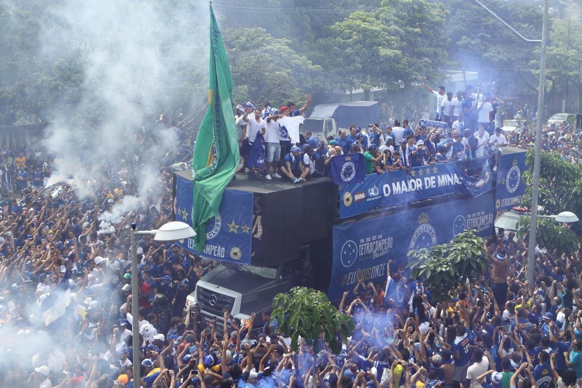 O abrao nos tetracampees: torcida do Cruzeiro festeja jogadores no caminho at o Mineiro