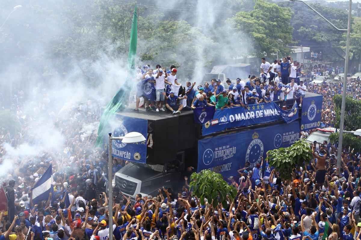 O abrao nos tetracampees: torcida do Cruzeiro festeja jogadores no caminho at o Mineiro